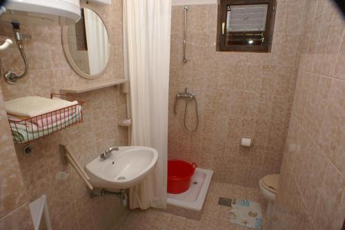 Apartments By The Sea Pisak (omis) - 2750