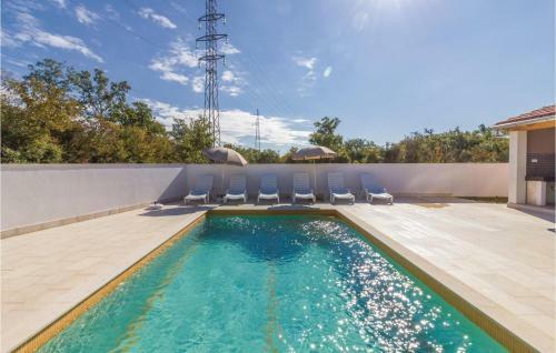 Three-bedroom Holiday Home In Peroj