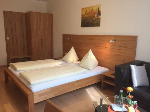 Hostal Gasthaus Hotel Feldschlange