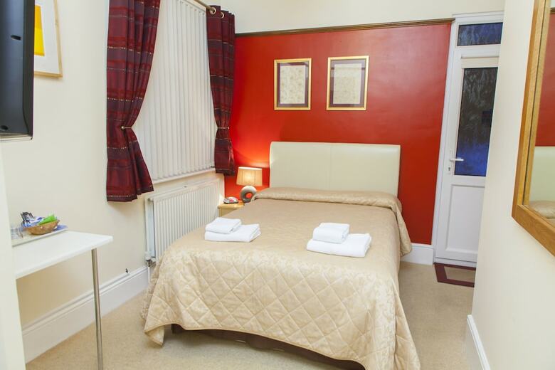 Hostal Gatwick Turret Guest House