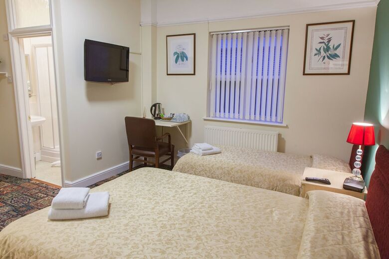 Hostal Gatwick Turret Guest House