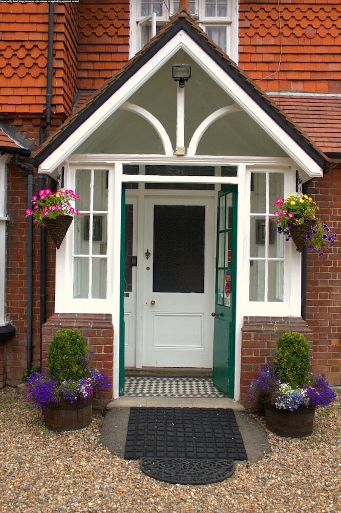 Hostal Gatwick Turret Guest House