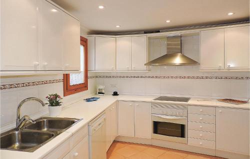 Three-bedroom Holiday Home In Miami Playa