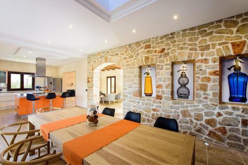 S'horta Villa Sleeps 8 Pool Air Con Wifi