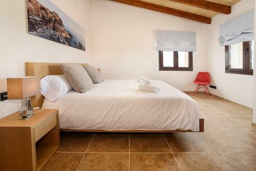 S'horta Villa Sleeps 8 Pool Air Con Wifi