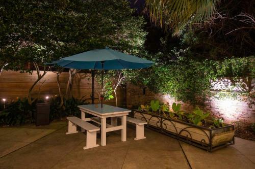 Apartamentos 5 Br - Sleeps 8! Steps From Bourbon Street!