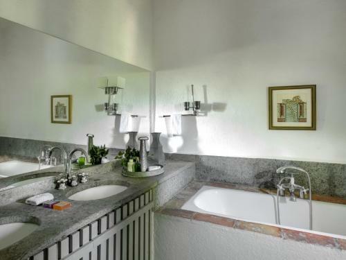 Castiglioncello Del Trinoro Villa Sleeps 10 Pool