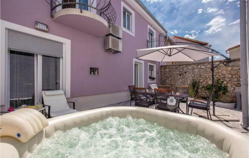 Three-bedroom Holiday Home In Grizane