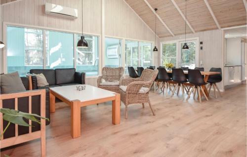 Five-bedroom Holiday Home In Blavand