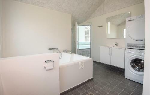 Five-bedroom Holiday Home In Blavand