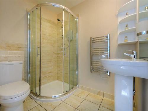 Modern Holiday Home In Llanbedrog With Private Garden
