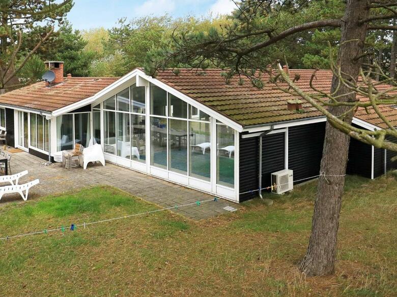 Six-bedroom Holiday Home In Humble