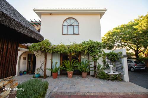Hostal A Tuscan Villa Guest House