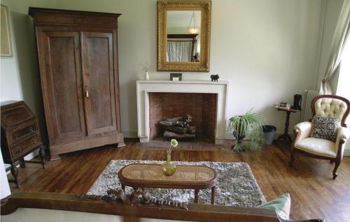 Six-bedroom Holiday Home In Cherval