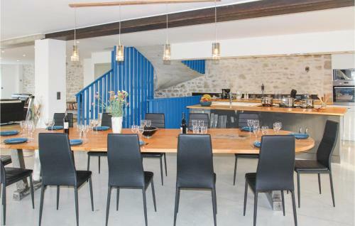 Six-bedroom Holiday Home In La Touche
