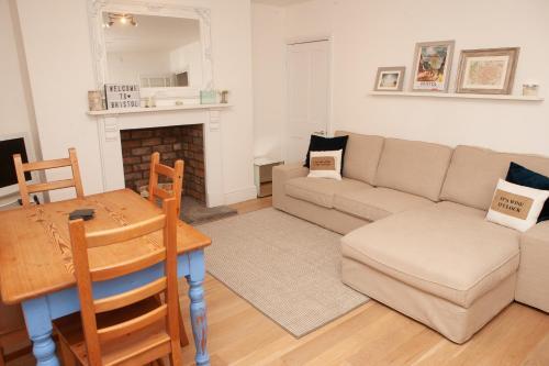 2 Bedroom Apartment In Prime Clifton Location
