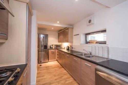 2 Bedroom Apartment In Pleasance Accommodates 4