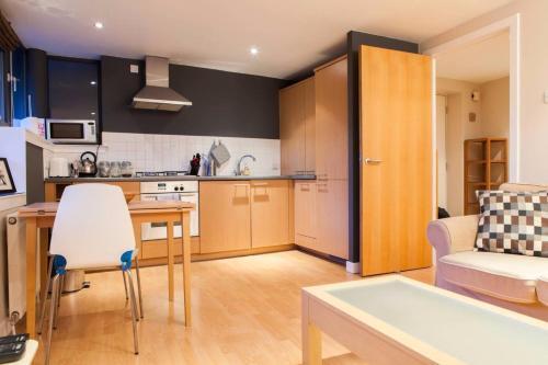 1 Bedroom West End Apartment Sleeps 4