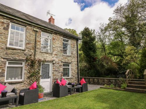 Spacious Holiday Home In Llangeler Near River