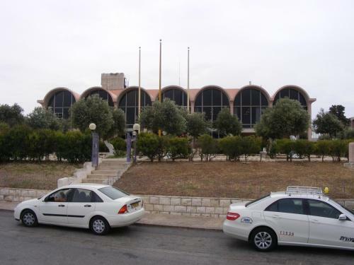 Seven Arches Hotel
