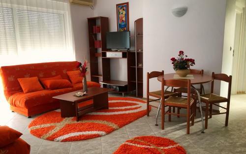 Club Topaz Apartments