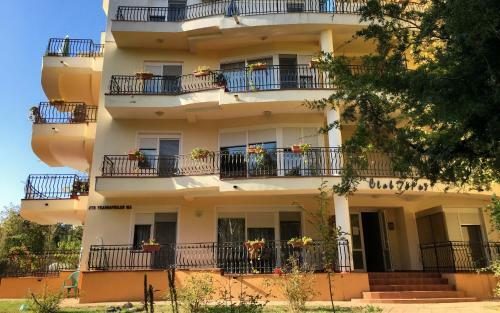Club Topaz Apartments