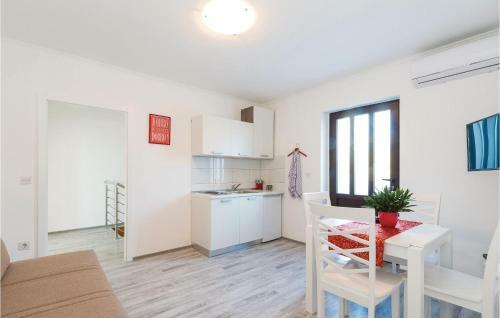Four-bedroom Holiday Home In Novalja