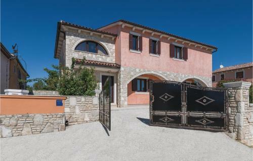 Four-bedroom Holiday Home In Orihi