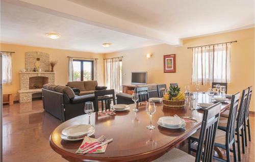 Four-bedroom Holiday Home In Orihi