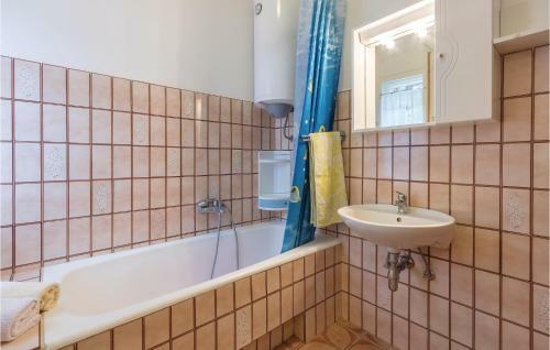 Two-bedroom Apartment In Fazana