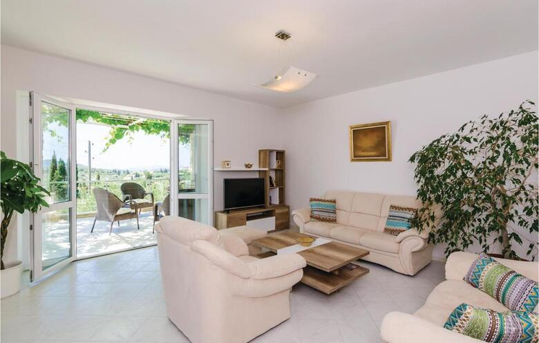 Three-bedroom Holiday Home In Orasac