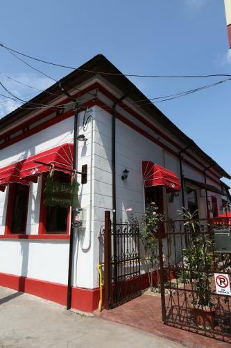 Hostal La Storia Guest House