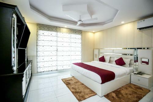 Oyo 10558 Hotel Qlark