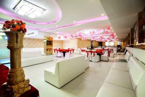 Oyo 10558 Hotel Qlark