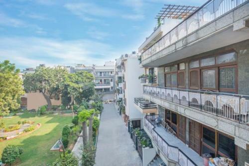 Amazing ! 4 Bhk Service Apartment .