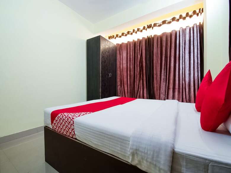Hotel Oyo 28221 Near P&m Mall