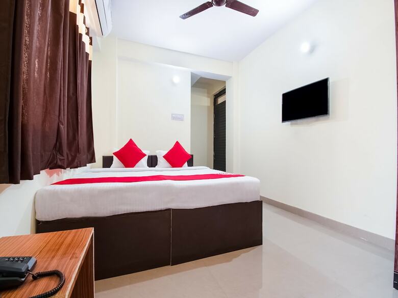 Hotel Oyo 28221 Near P&m Mall