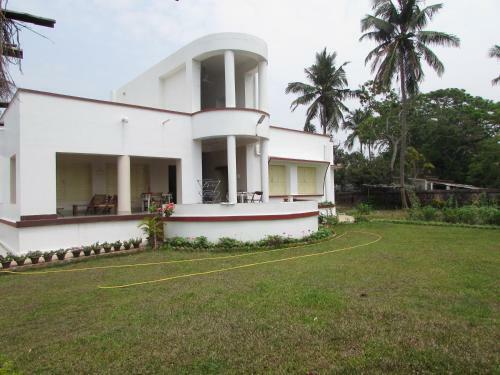 Villa Judges Court