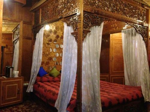 Hotel Zaffer Group Of Houseboats