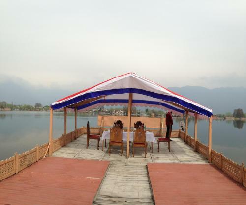 Hotel Zaffer Group Of Houseboats
