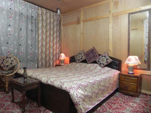 Hotel Shabrose Houseboats