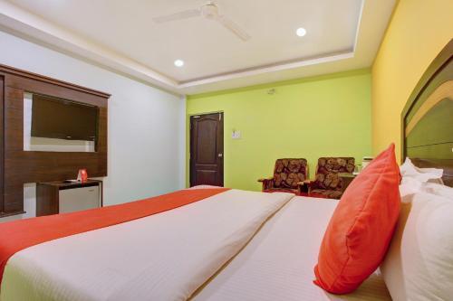 Hotel Oyo 8618 Mourya Grand