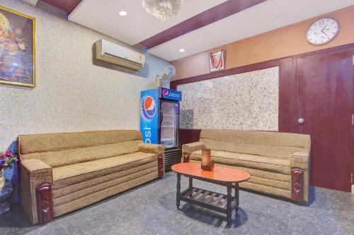 Hotel Oyo 8618 Mourya Grand