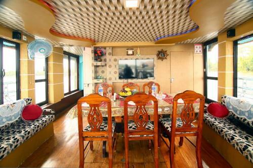 Kuttanaad Houseboats