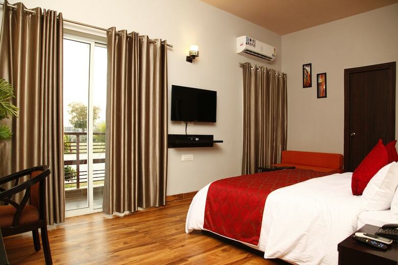Hotel Anandam Clarks Inn Suites Vrindavan