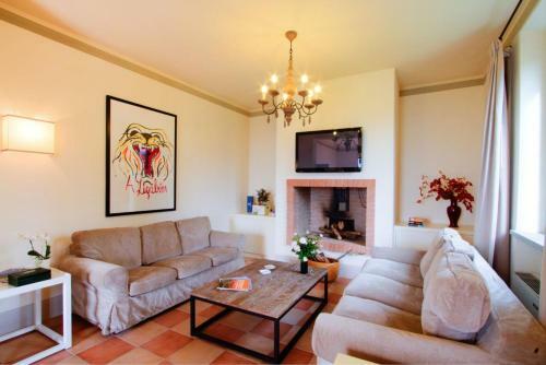 Casorelle Villa Sleeps 8 Pool Wifi