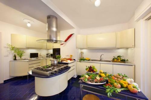 Marina Del Cantone Villa Sleeps 14 Air Con