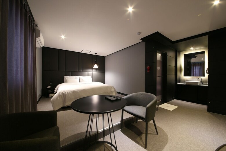 Almond Hotel Gupo Station