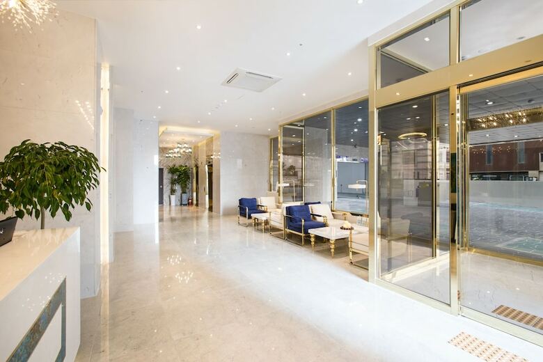 Baymond Hotel
