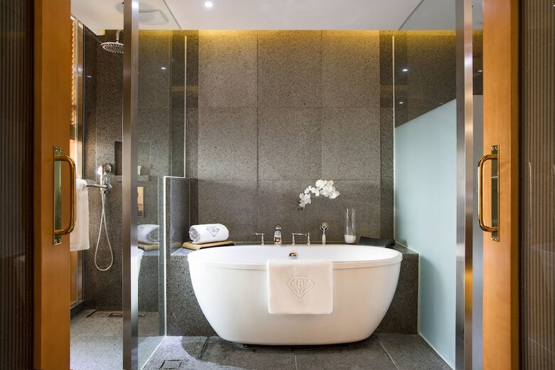 Baymond Hotel